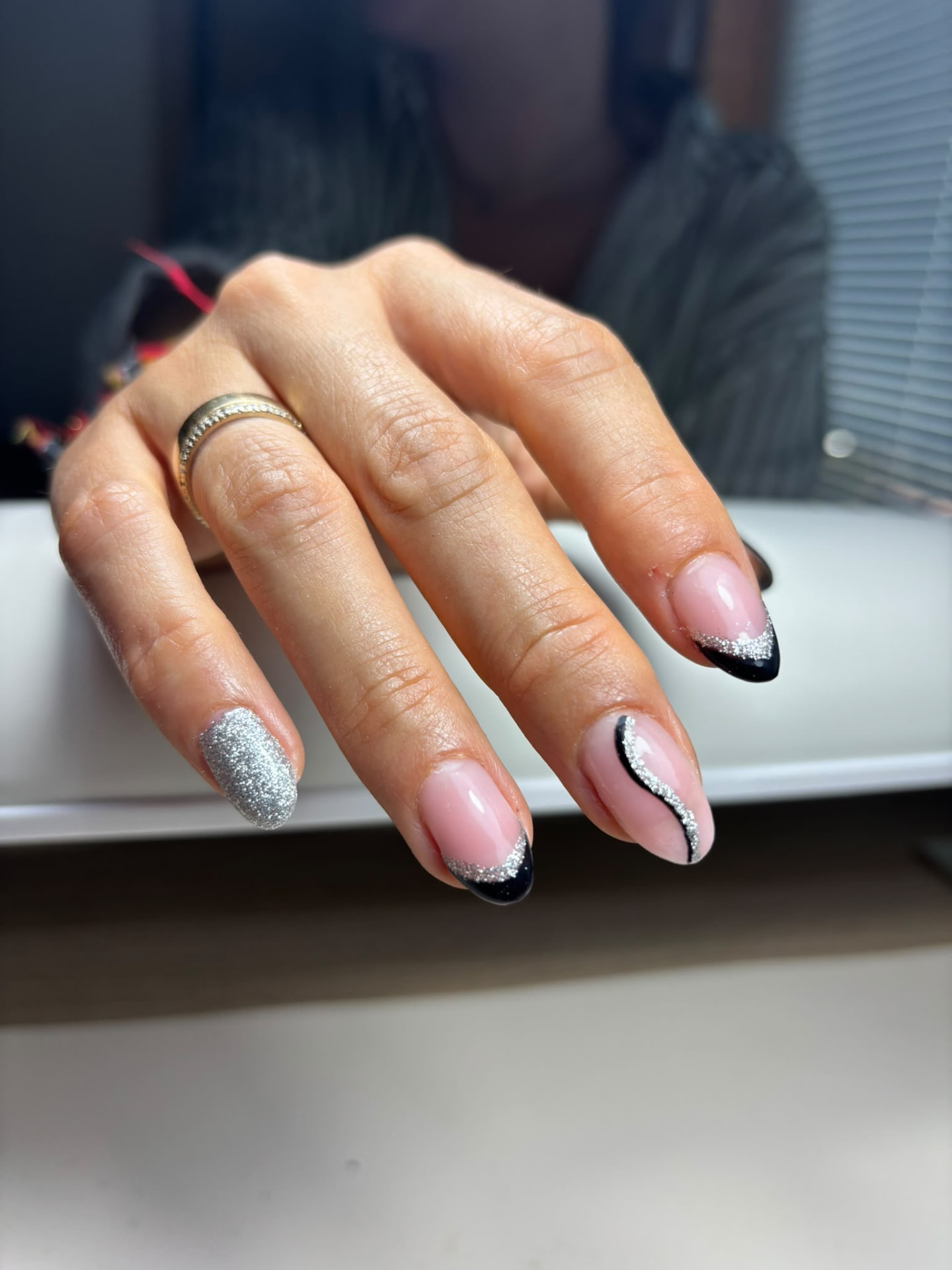 Zwart met zilveren glitter nail art, nagelstudio Assendelft