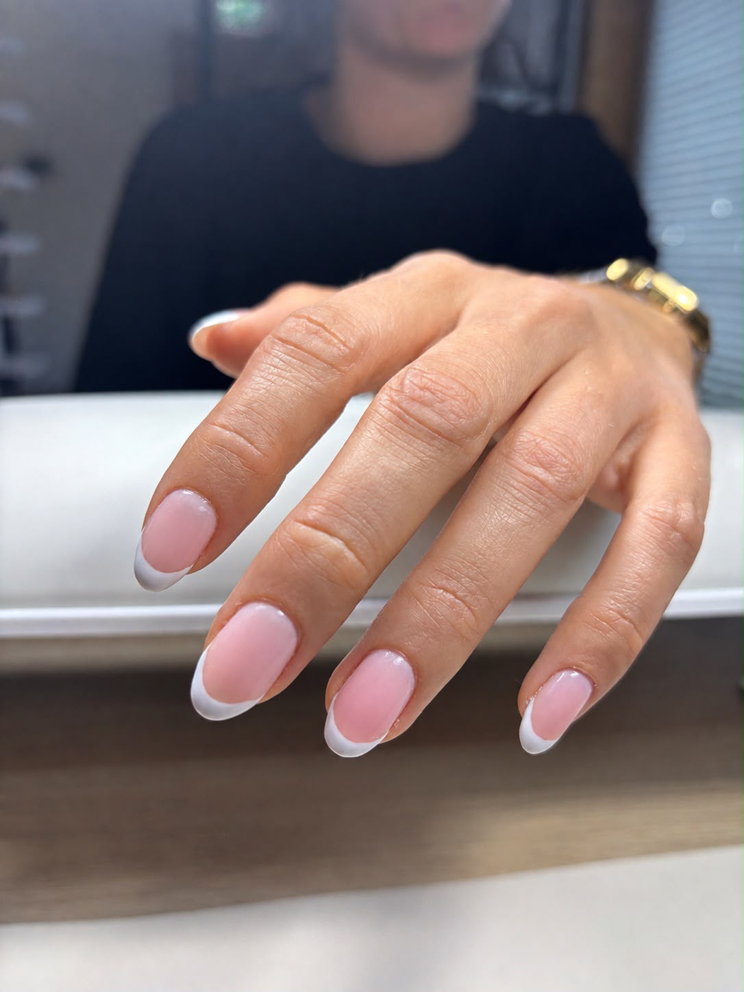 Klassieke witte french manicure op natuurlijke nagels